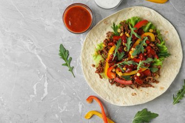 Hafif masada et ile lezzetli tortilla, düz yatıyordu. Metin için alan