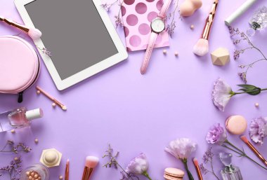 Çerçeve leylak arka plan, üst görünüm üzerinde tablet ve güzellik blogger aksesuarları ile yapılan. Metin için alan