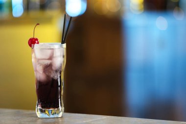 Bar tezgahında kiraz ile taze alkollü kokteyl, metin için alan