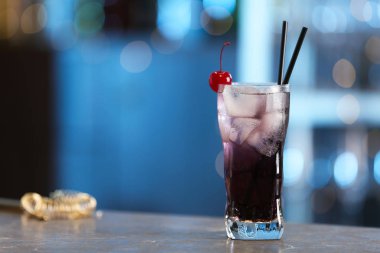 Bar tezgahında kiraz ile taze alkollü kokteyl, metin için alan