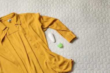 Roll-on deodorant ve gömlek hafif ekose, düz yatıyordu. Metin için alan