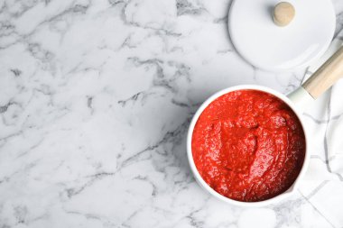 Mermer masada tavada lezzetli domates sosu, üst görünümü. Metin için alan