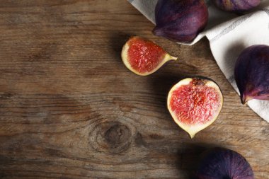 Ahşap masa üzerinde olgun incir, düz yatıyordu. Metin için alan