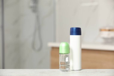 Banyoda masada farklı deodorantlar, metin için alan