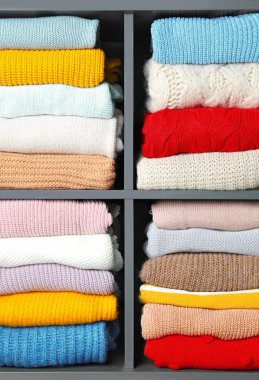 Raflarda yığılmış birçok örme kışlık giysiler