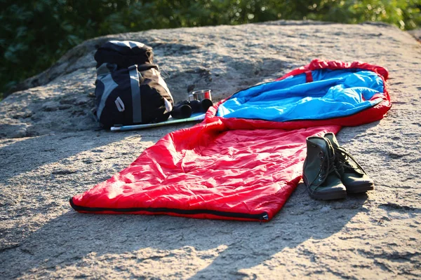 Schlafsack und andere Zeltausrüstung an sonnigen Tagen im Freien — Stockfoto