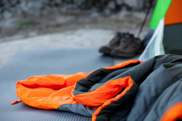 Schlafsack und andere Zeltausrüstung im Freien — Stockfoto