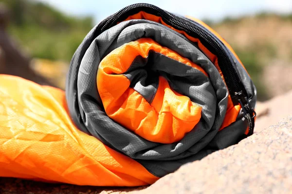 Gerollte Schlafsäcke im Freien an sonnigen Tagen, Nahaufnahme — Stockfoto