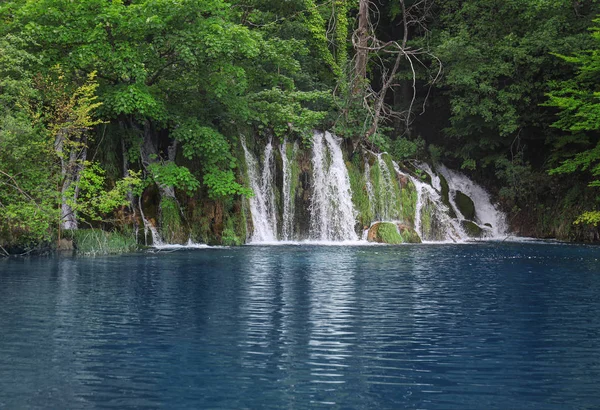 Vista pitoresca da bela cachoeira e do rio — Fotografia de Stock