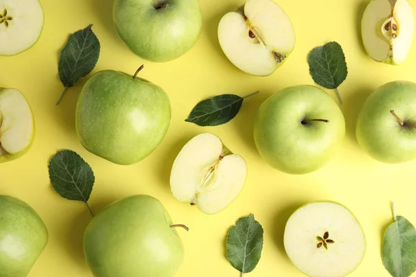 Flat lay composizione di mele verdi mature fresche su sfondo giallo — Foto Stock