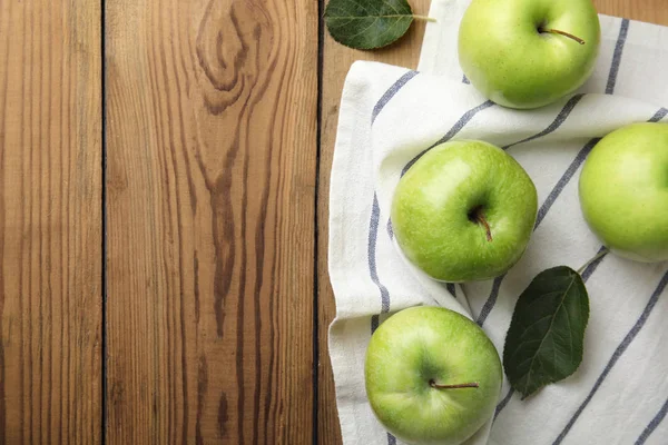 Flache Lagekomposition aus frischen reifen grünen Äpfeln auf Holzgrund, Platz für Text — Stockfoto