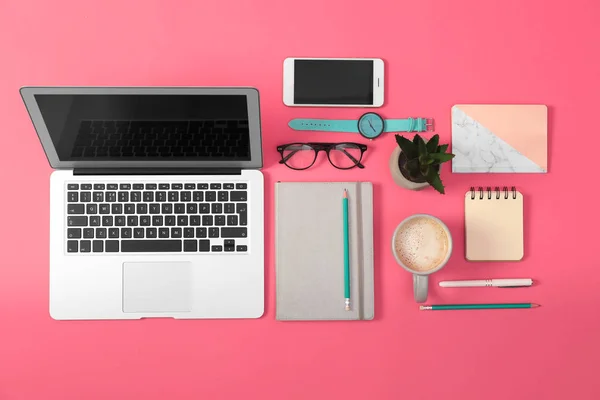Flat Lay sammansättning med laptop och kontorsverktyg på rosa bakgrund — Stockfoto
