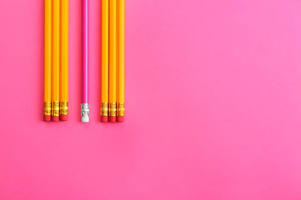 Composition à plat avec crayons colorés sur fond rose. Espace pour le texte — Photo