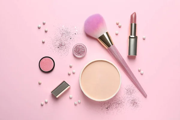Плоская композиция с кистями для макияжа на розовом фоне — стоковое фото