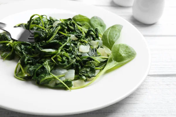 Gustosi spinaci cotti sul tavolo di legno bianco, primo piano. Cibo sano — Foto Stock