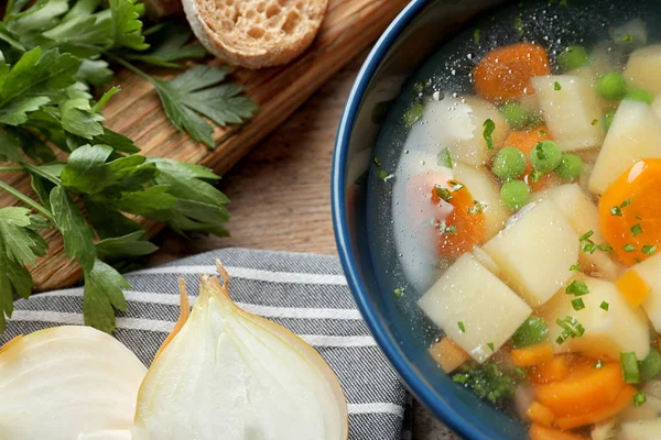 Miska świeżej domowej zupy warzywnej serwowana na stole, widok z góry — Zdjęcie stockowe