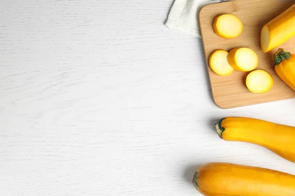 Flat Lay sammansättning med färska mogna gula zucchini på vitt träbord, utrymme för text — Stockfoto