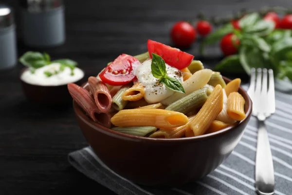 Köstliche Gemüsepasta mit Sauerrahmdressing auf schwarzem Holztisch — Stockfoto