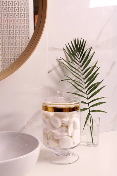 Vaso di vetro con batuffoli di cotone sul tavolo in bagno — Foto Stock