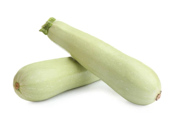 Zucchinis verdes maduros frescos aislados en blanco —  Fotos de Stock