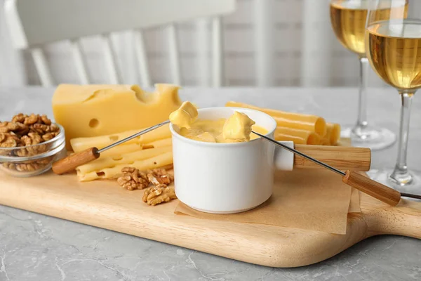 Panela de fondue de queijo saboroso servido em mesa cinza dentro de casa — Fotografia de Stock