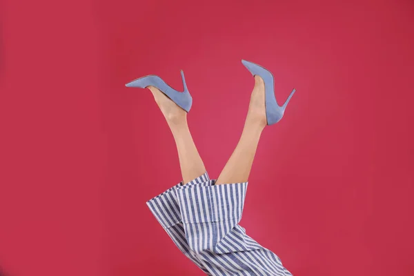 Mulher em sapatos elegantes no fundo carmesim — Fotografia de Stock