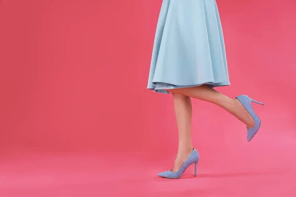 Mujer en zapatos elegantes sobre fondo rosa. Espacio para texto — Foto de Stock