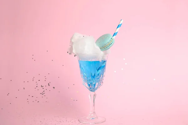 Cocktail com algodão doce em vidro sobre fundo rosa — Fotografia de Stock