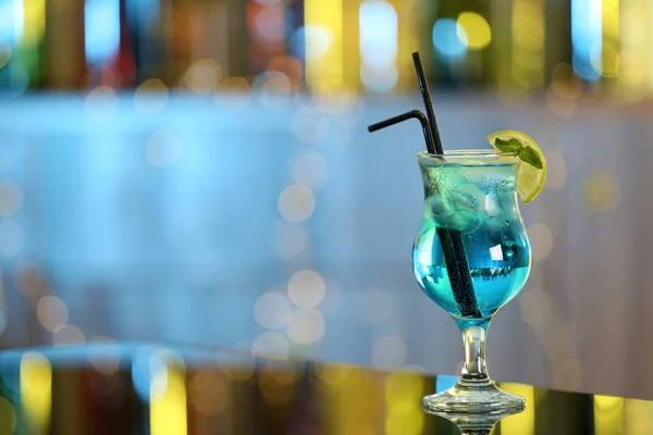 Стакан свежего алкогольного коктейля на барной стойке. Пространство для текста — стоковое фото