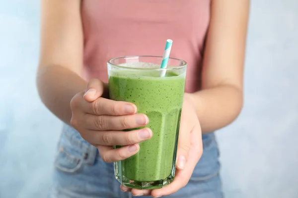Young woman holding glass of tasty avocado smoothie with straw, closeup — Stock Photo, Image