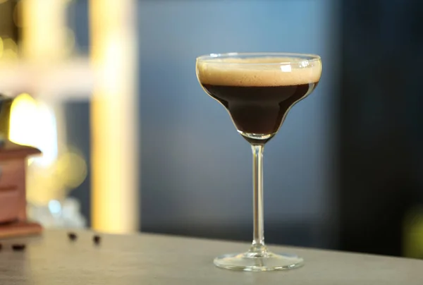 Cocktail Martini Espresso alcoólico fresco no balcão do bar, espaço para texto — Fotografia de Stock