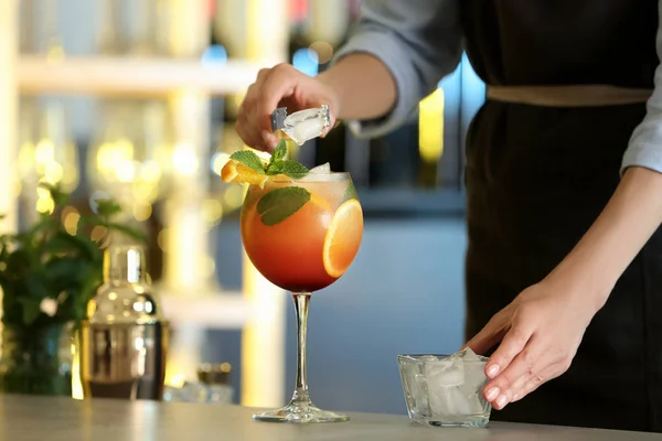 Woman preparing fresh alcoholic cocktail with orange and mint at bar counter, closeup — Φωτογραφία Αρχείου
