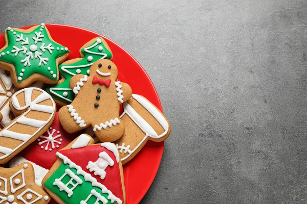 Chutné domácí vánoční sušenky na šedém stole, vrcholové zobrazení. Místo pro text — Stock fotografie
