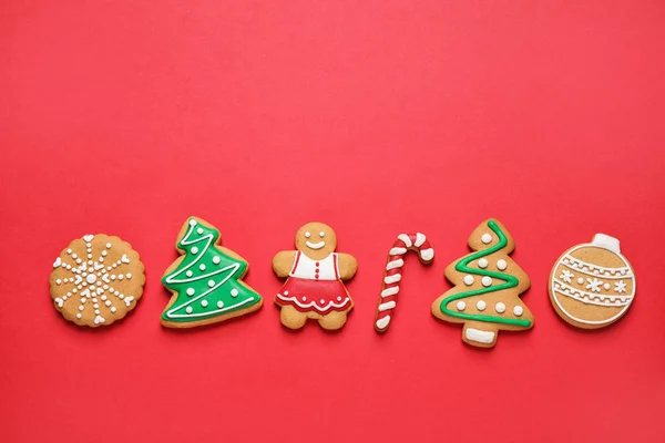Composição de leigos plana com saborosos biscoitos caseiros de Natal no fundo vermelho, espaço para texto — Fotografia de Stock