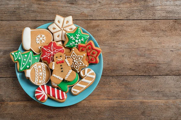 Chutné domácí vánoční sušenky na dřevěném stole, vrcholný výhled. Místo pro text — Stock fotografie