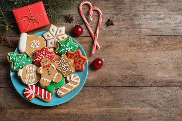 Byt s chutnými domácími vánočními koláčky na dřevěném stole, prostor pro text — Stock fotografie