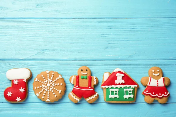 Composición plana con sabrosas galletas de Navidad caseras sobre una mesa de madera azul claro, espacio para texto — Foto de Stock