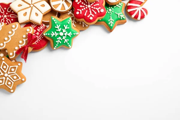 Chutné domácí vánoční sušenky na bílém pozadí, pohled shora — Stock fotografie