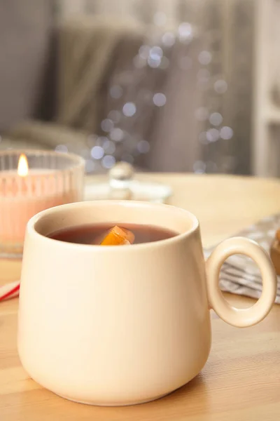 Eine Tasse heißen Glühwein auf einem Holztisch drinnen. Wintergetränk — Stockfoto