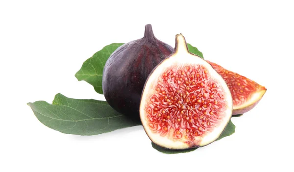 Fresh juicy purple figs and green leaves on white background — Stock Photo, Image