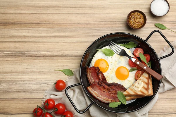 Välsmakande frukost med stekt ägg serveras på träbord, platt låg. Utrymme för text — Stockfoto