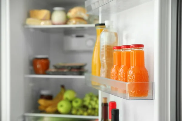 Saftflaschen im Kühlschrank im Regal — Stockfoto