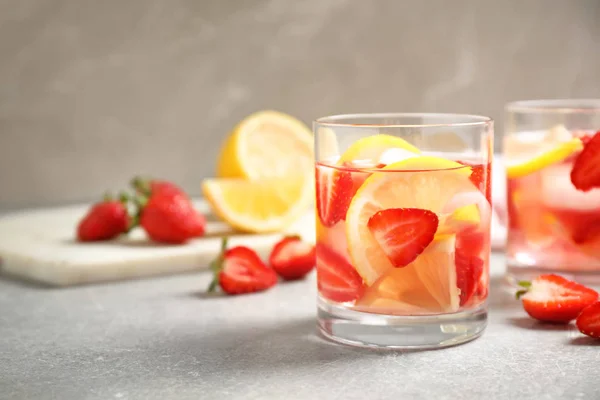 Sabrosa bebida refrescante con fresas y limón sobre una mesa gris claro. Espacio para texto —  Fotos de Stock