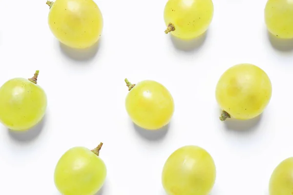 Verse rijpe sappige druiven op witte achtergrond, bovenaanzicht — Stockfoto