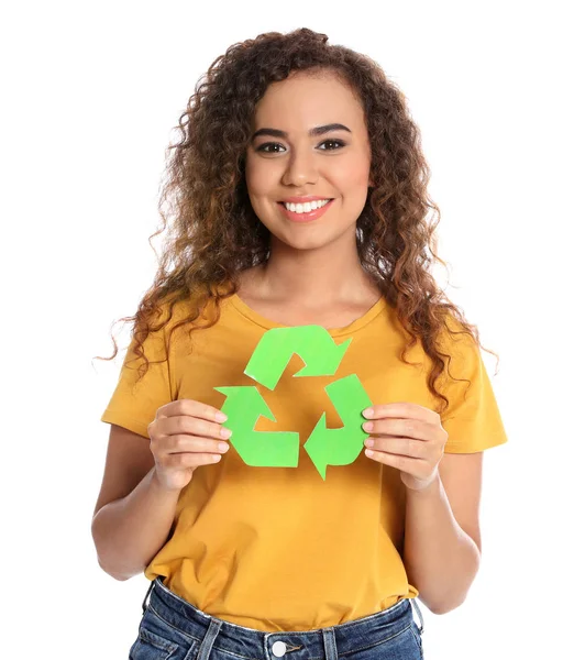 Jonge Afro-Amerikaanse vrouw met recycling symbool op witte achtergrond — Stockfoto