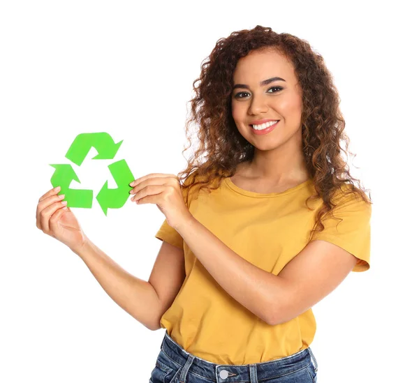 Jonge Afro-Amerikaanse vrouw met recycling symbool op witte achtergrond — Stockfoto