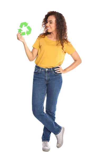 Joven mujer afroamericana con símbolo de reciclaje sobre fondo blanco — Foto de Stock