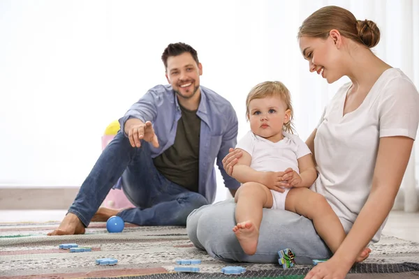 Szülők tölteni az időt a baba otthon — Stock Fotó