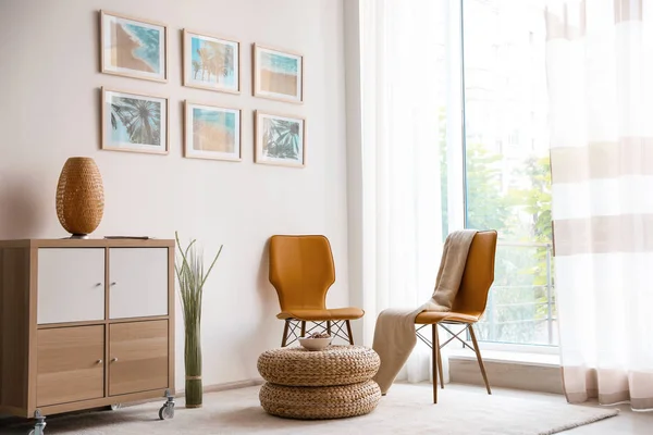 Stylový interiér pokoje s moderním nábytkem a obrázky na zdi — Stock fotografie