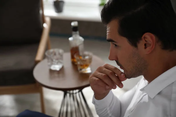 Homme près de la table avec du whisky à la maison. Espace pour le texte — Photo